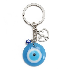 Dettaglio macro del ciondolo malocchio con accessorio in metallo a doppio cuore