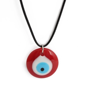 Λεπτομέρεια του κόκκινου μενταγιόν Evil Eye σε μαύρο πλεκτό κολιέ με κορδόνι προστασίας