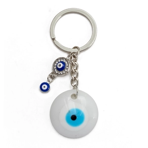 Dettaglio del portachiavi Occhio di Allah con perle in resina blu e anello in lega d'argento