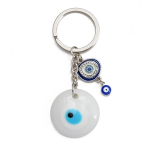 Dettaglio del portachiavi turco Malocchio con strass blu e ciondoli in metallo argento