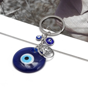 Portachiavi con occhio turco blu, ciondolo a forma di uccello d'argento e perla di vetro
