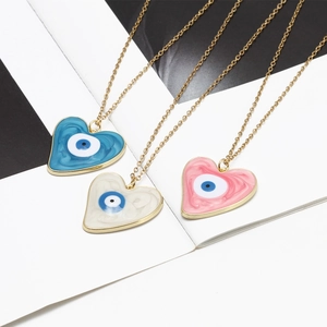 Tre collane con ciondolo a cuore malocchio in blu, bianco e rosa con catene dorate