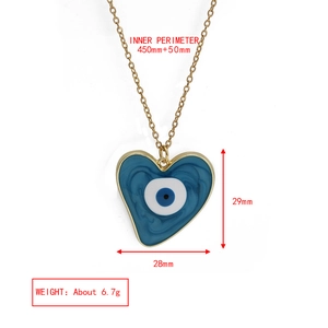 Dettaglio della collana con ciondolo a cuore malocchio con dimensioni e misure info