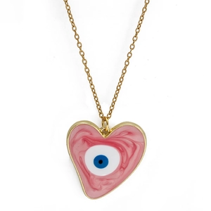 Dettaglio della collana con ciondolo a cuore dorato e smalto rosa con occhio del male
