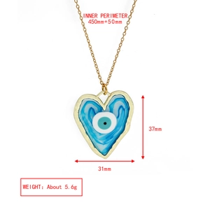 Dettaglio del ciondolo a cuore con occhio del diavolo con dimensioni 37mm x 31mm oro