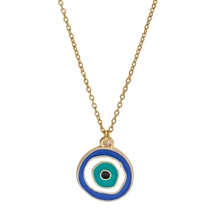 Dettaglio della collana dorata con ciondolo occhio del male in smalto blu protettivo