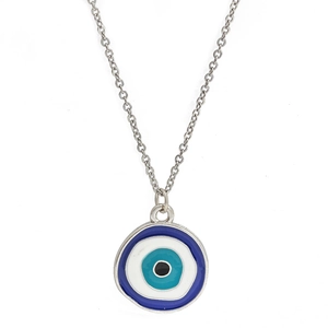 Dettaglio macro della collana d'argento con ciondolo a triangolo in smalto occhio blu su bianco
