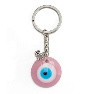 Dettaglio del portachiavi rosa Malocchio con ciondolo love in argento e anello metallo