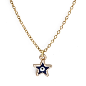 Dettaglio del ciondolo a stella dorata con smalto Evil Eye blu su una catena sottile