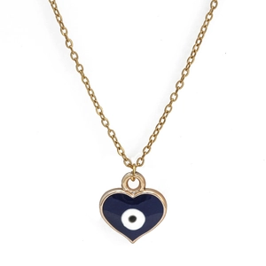 Dettaglio del ciondolo a cuore malocchio con smalto blu e catena placcata oro