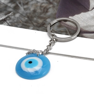 Portachiavi Nazar blu con anello in metallo argento e un piccolo ciondolo a tartaruga