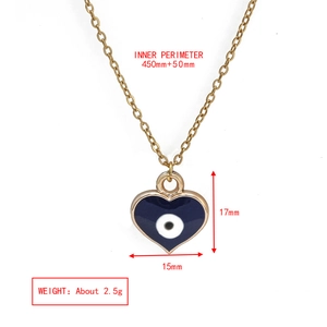 Dettaglio della collana con ciondolo a forma di occhio del male con misure e catena d'oro