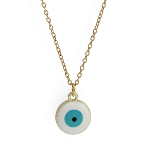 Dettaglio di una collana con ciondolo occhio del male dorato con smalto blu e catena