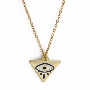 Dettaglio della collana con pendente a triangolo Evil Eye placcato oro e smalto blu