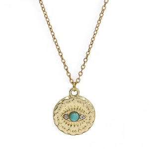 Dettaglio della collana con ciondolo a moneta Malocchio dorato con turchese e strass