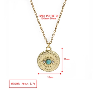 Dettaglio della collana malocchio con perla turchese e dimensioni su sfondo bianco neutro