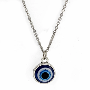 Vista dettagliata del ciondolo a forma di occhio blu su una collana a catena in argento