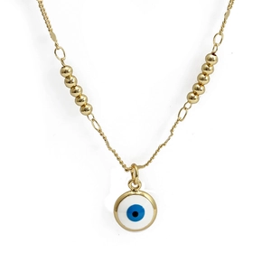 Detail der goldenen Evil Eye Halskette mit buntem Emaille Anhänger und Perlen auf Kette