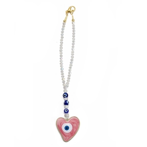 Détail du pendentif cœur mauvais œil avec perles de cristal sur fermoir doré
