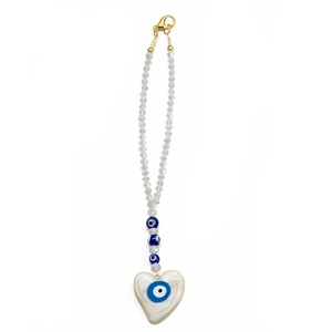 Vue détaillée des perles en cristal avec pendentif cœur mauvais œil et fermoir mousqueton