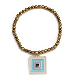 Détail du bracelet à billes dorées avec pendentif géométrique carré en émail multicouche