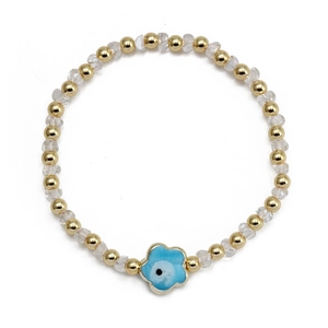 Détail du bracelet en perles dorées avec cristaux et pendentif fleur bleue mauvais œil