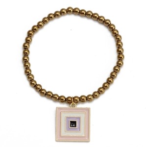 Gros plan d'un bracelet à perles dorées avec un pendentif géométrique carré multicouche