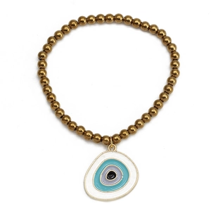 Détail d'un bracelet de perles hématite dorées avec breloques œil grec en émail coloré