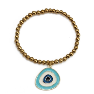 Gros plan détaillé d'un bracelet de perles dorées avec pendentif œil protecteur en émail bleu