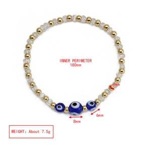 Détail du bracelet extensible de 180mm avec perles dorées et charmes d'œil bleu