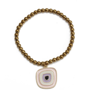 Détail du bracelet élastique doré avec un pendentif carré en émail rose et violet