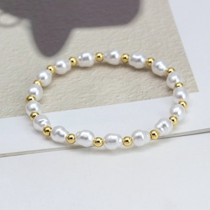 Detailed top view of beaded bracelet with baroque pearls and gold metal beads