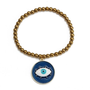 Détail du bracelet en perles dorées orné d'un pendentif œil protecteur en émail bleu
