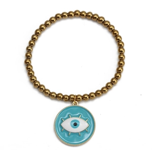 Vue détaillée du bracelet en perles dorées avec pendentif œil porte-bonheur bleu