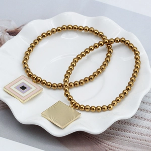 Ensemble de bracelets en perles dorées avec pendentifs carrés émaillés et rayons de soleil