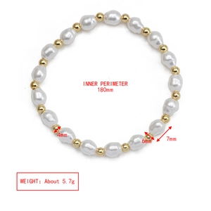 Detailed view of elastic bracelet with baroque pearls, gold beads and measurement data