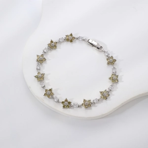 Elegante bracciale in argento con ciondoli a fiore verde oliva e zirconi lucenti