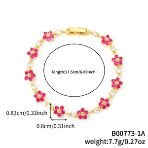 Bracciale a fiori dorati di lusso con petali di zircone rosa e dettagli di 17,5 cm