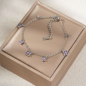 Elegante pulsera de trébol plateada con colgantes de circón púrpura en caja de seda
