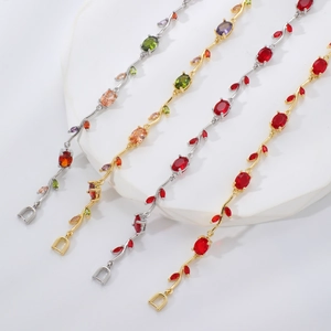Elegante Armbänder mit Pflanzenranken und bunten Zirkonia in Gold und Silber