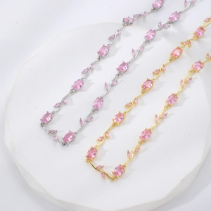 Elegante Reben-Halskette mit rosa Zirkonia-Steinen in Silber und Gold-Ausführung