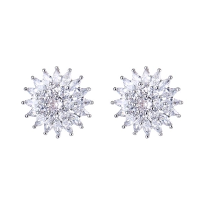 Boucles d'oreilles tournesol avec pétales en zircone scintillants sur monture argent