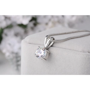 Elegantes Brautschmuckset mit rundem Zirkonia-Anhänger und Schlangenkette
