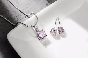 Detail von rosa Zirkonia-Halskette und Ohrstecker-Set mit silberner Schlangenkette