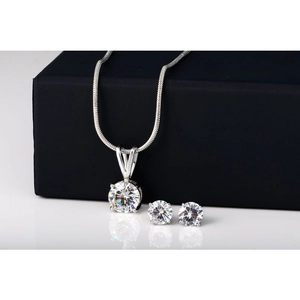 Nahaufnahme der Brautschmuck-Sets mit funkelnder Zirkonia-Halskette und Ohrsteckern