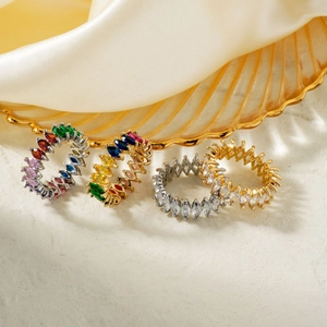 Anelli eternity con zirconi taglio marquise in oro e argento su sfondo di seta