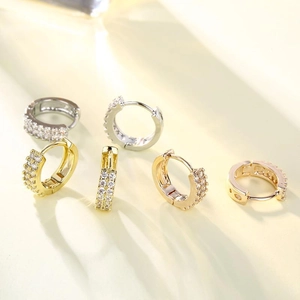 Paire de boucles d'oreilles huggie or et argent avec pavage de zircons AAA double rang