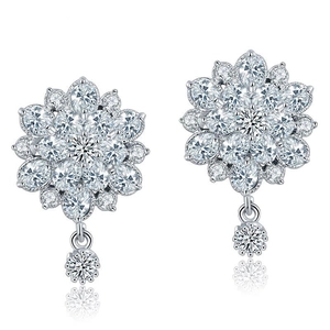Boucles d'oreilles fleur en argent et zircon avec un design en grappe et détail tombant
