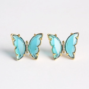 Élégantes boucles d'oreilles papillon dorées avec ailes bleu mer et cristaux micro-pavés