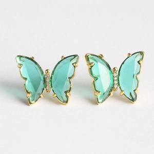 Boucles d'oreilles papillon en verre vert avec plaqué or et détails en zircone